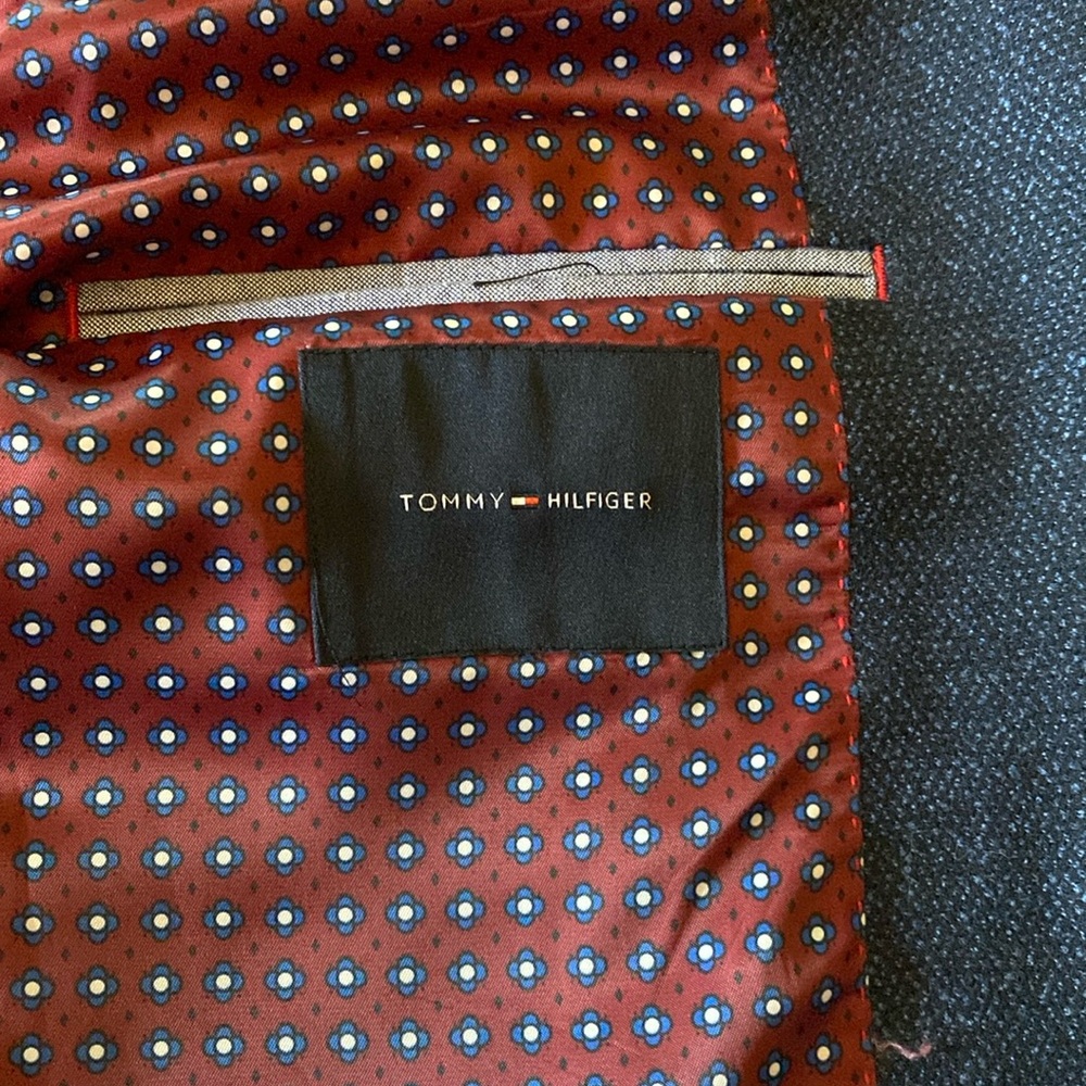 Tommy Hilfiger suit coat. Navy Size 40long